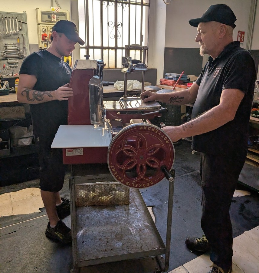 Il team A.C.R. al lavoro su un'affettatrice Berkel